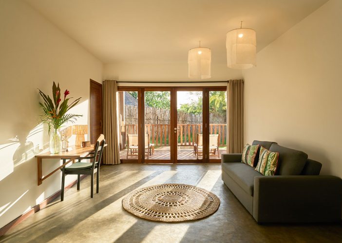 Profitez d’un séjour inoubliable à Nosy Be dans la Suite Be du Loharano Lodge. Chambre 59 m², vue piscine et jardin, confort moderne pour jusqu’à 4 personnes.